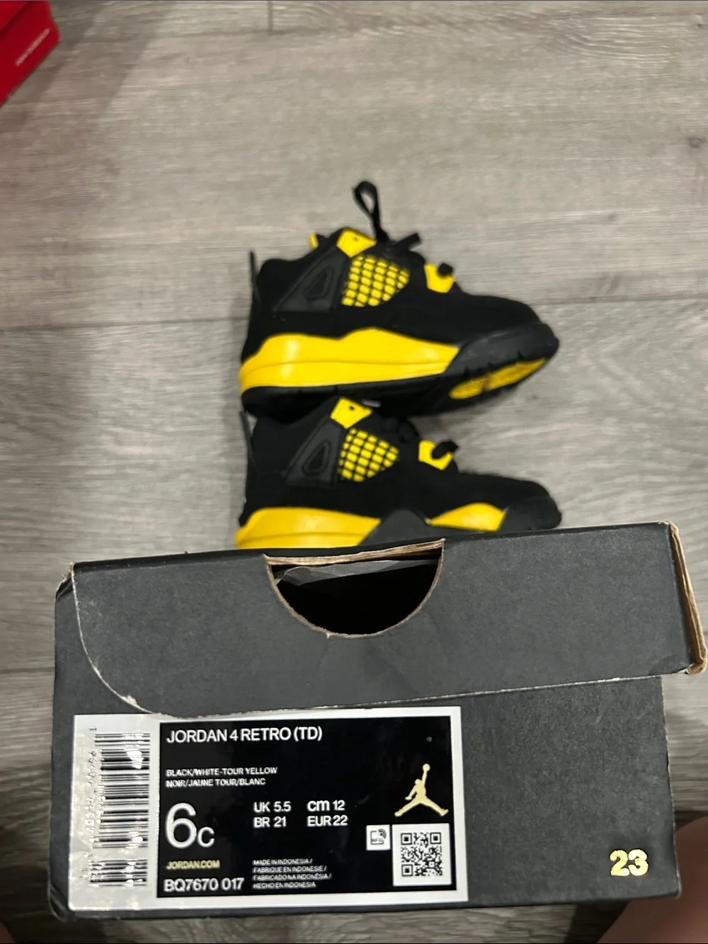 Jordan Kids' Black and Yellow Retro Jordan 4 Retro toddler 6c Sneakers